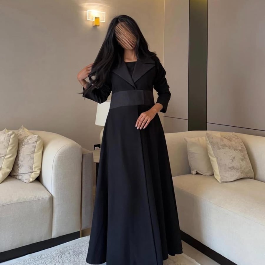 عباية جوخ اسود مع رمادي كلوش