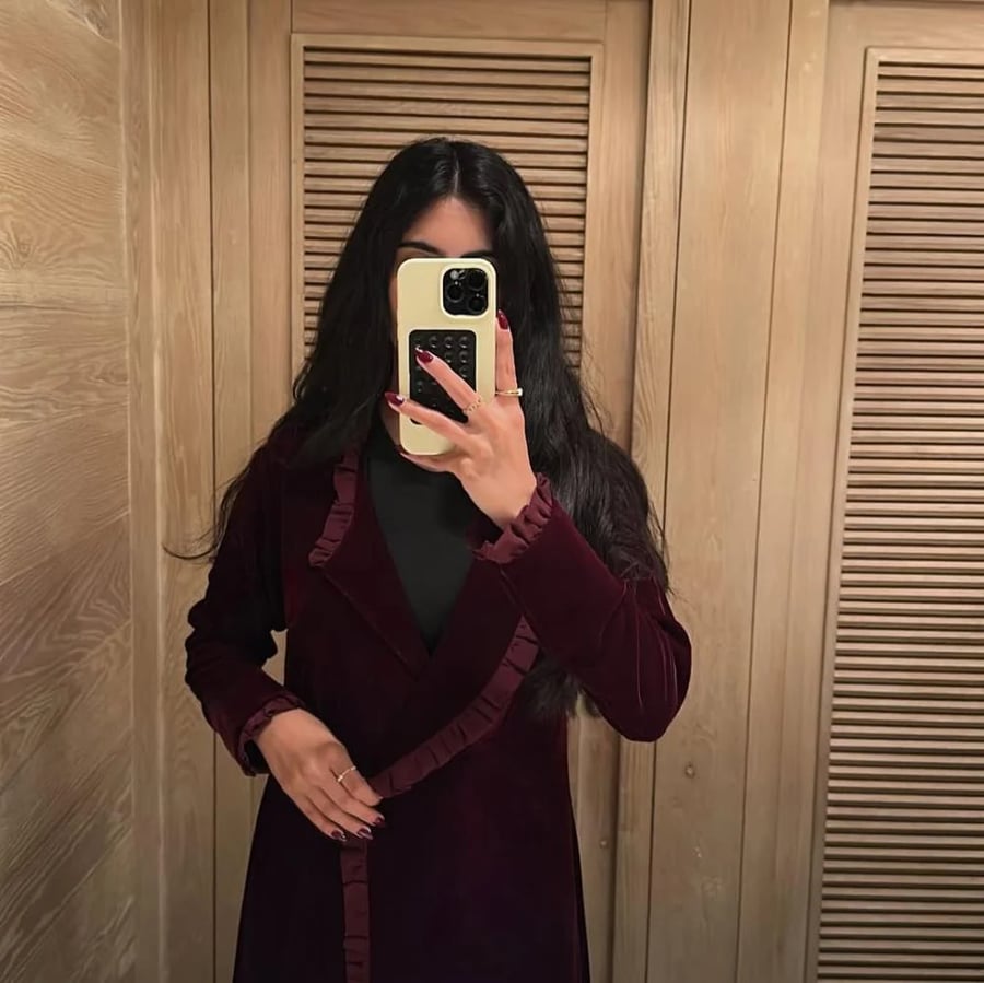 عباية مخمل عنابي مع كلفة شيفون مكسر