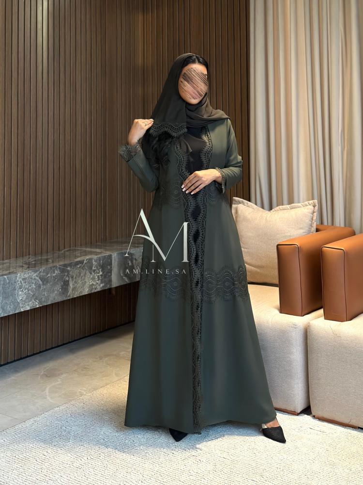 عباية كريب زيتي مع دانتيل نص كلوش