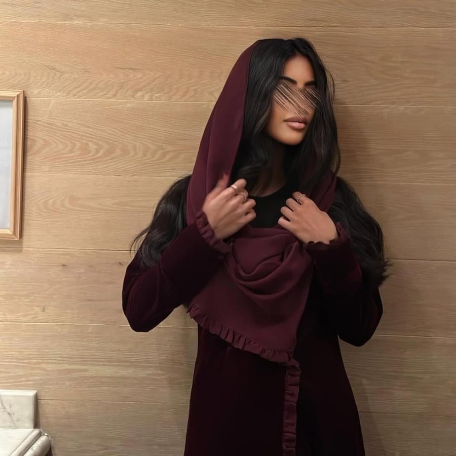 عباية مخمل عنابي مع كلفة شيفون مكسر