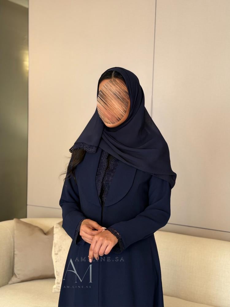 بليزر كريب كوبا كحلي مع كلفة دانتيل في الياقة والكم نص كلوش