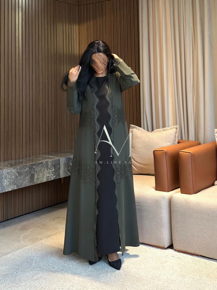 عباية كريب زيتي مع دانتيل نص كلوش