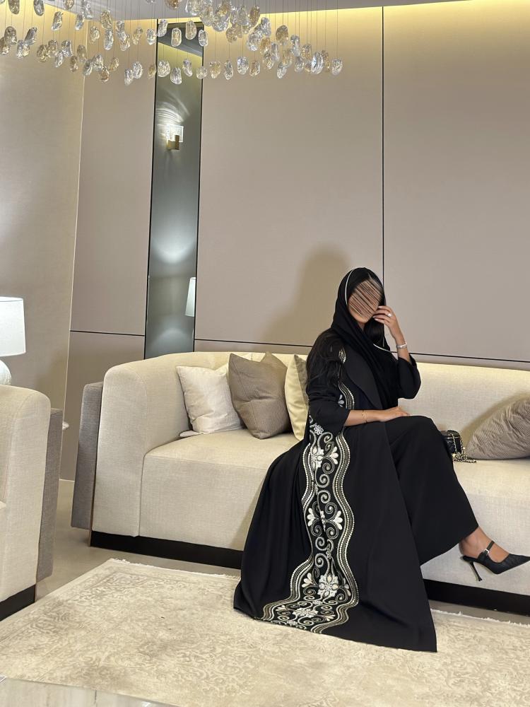 عباية كريب تايواني مع شك وتطريز بالجوانب