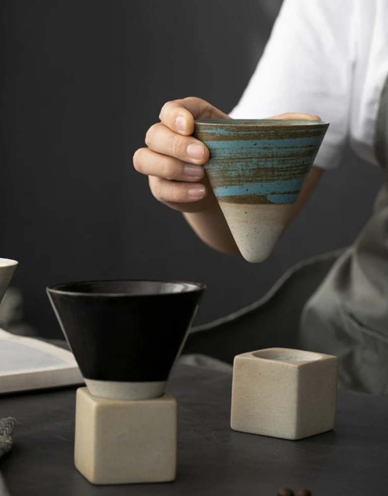 كوب مخروطي مع قاعده الوان متعددة