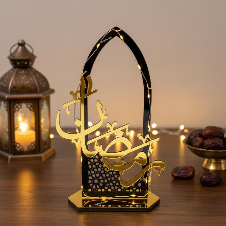 زينة رمضانية مضيئة بتصميم انيق لشهر رمضان مع كلمة رمضان باللون الذهبي
