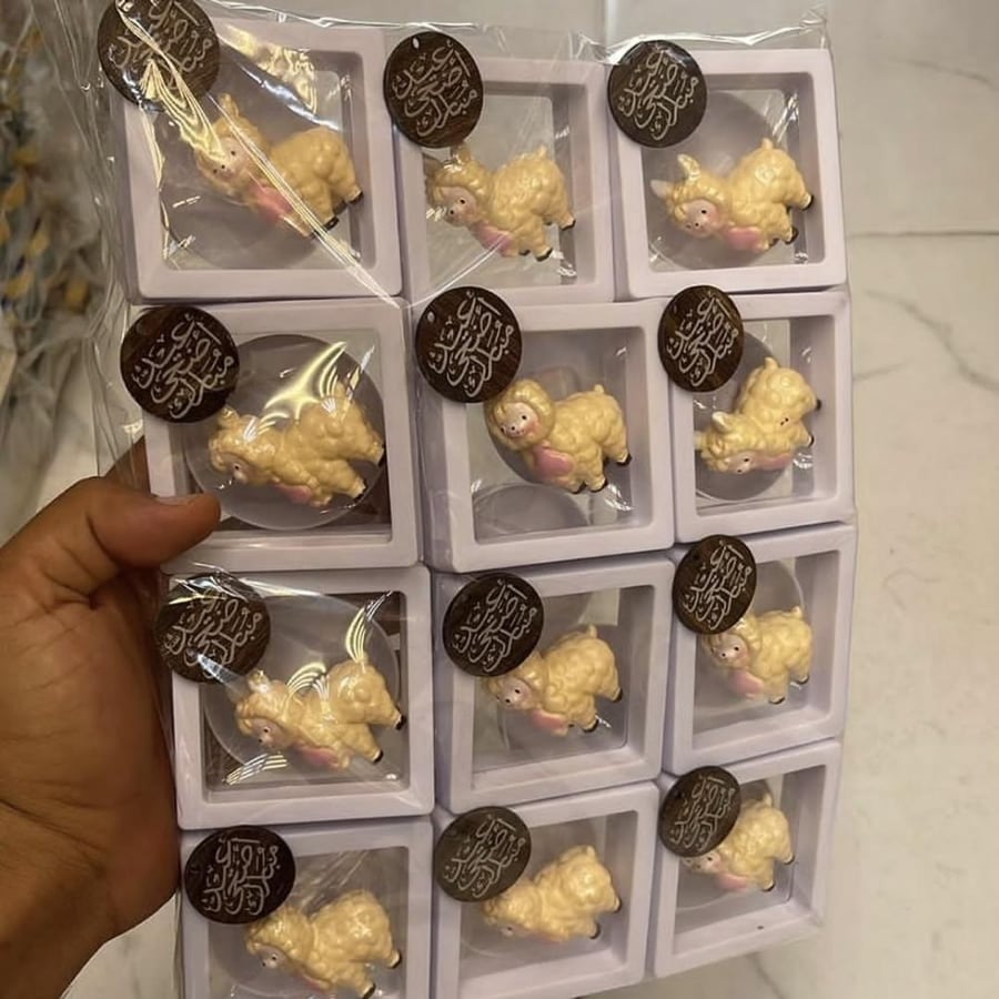 مجموعة (12)من توزيعات عيد الاضحي المبارك مع خروف صغير منسقة ببرواز شفاف