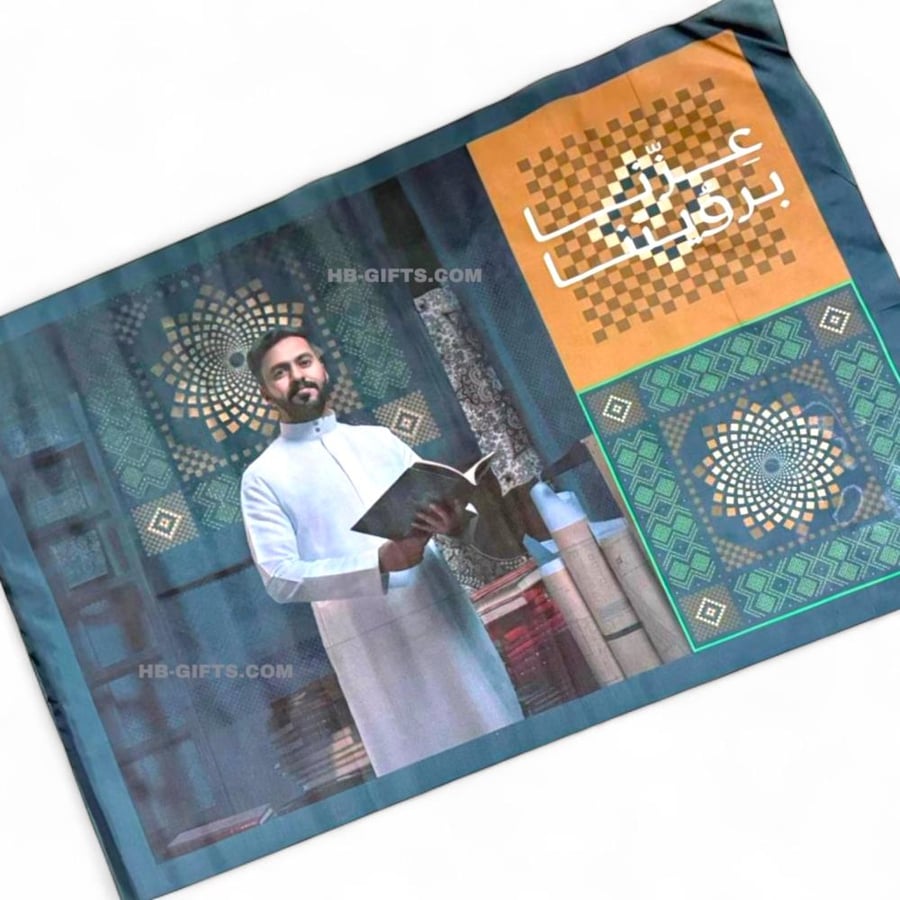 اعلام صغيرة مصممة برسومات والوان مستوحاه من التراث السعودي
