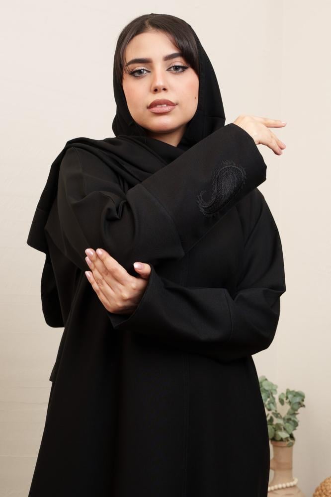 عباية ستايل قطري باللون الاسود بتطريز خلفي