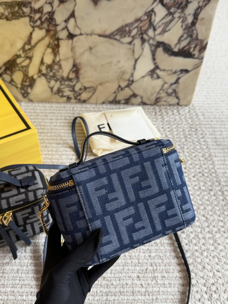 شنطة فندي فانيتي | Fendi Vanity (متوفرة بلونين)