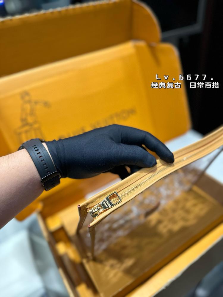 شنطة لويس فيتون Pochette Toilette