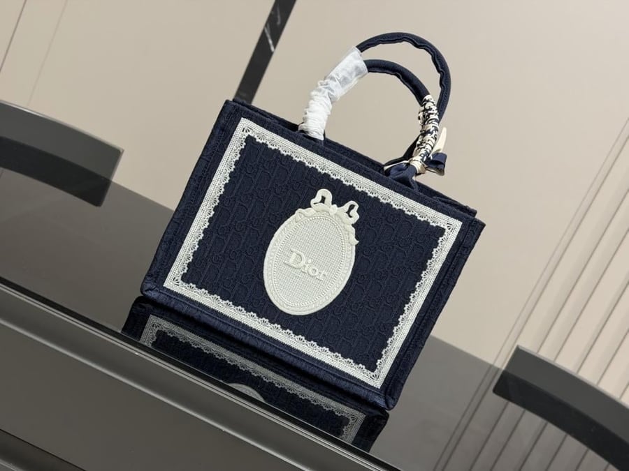 شنطة ديور Book tote