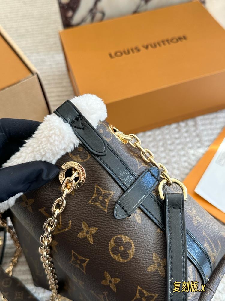 شنطة لويس فيتون Lv carryall bb