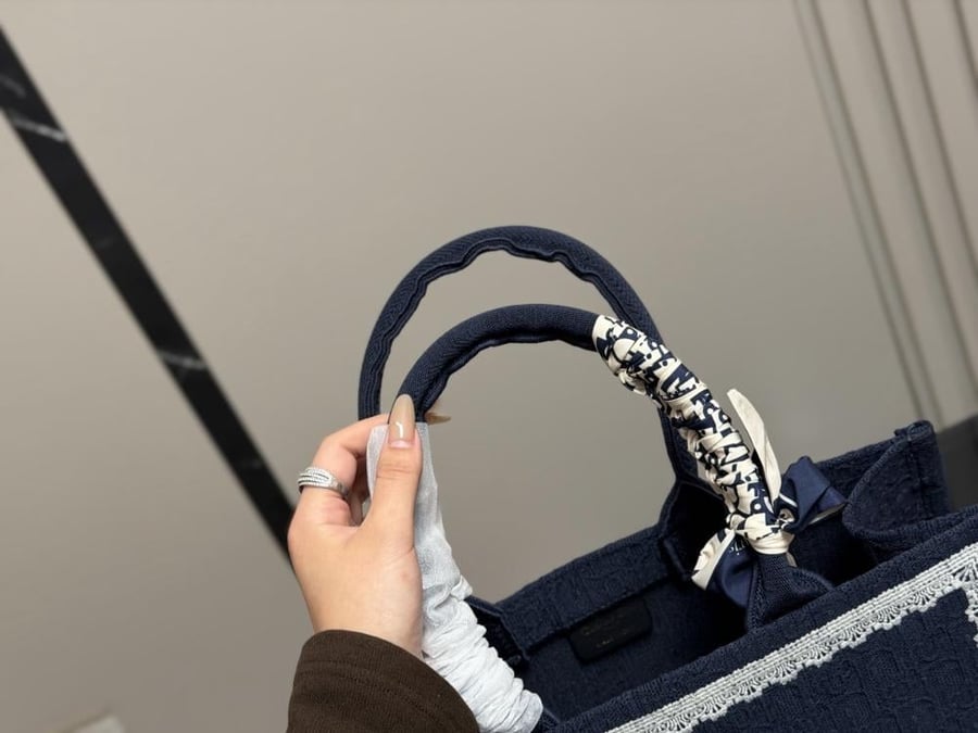 شنطة ديور Book tote