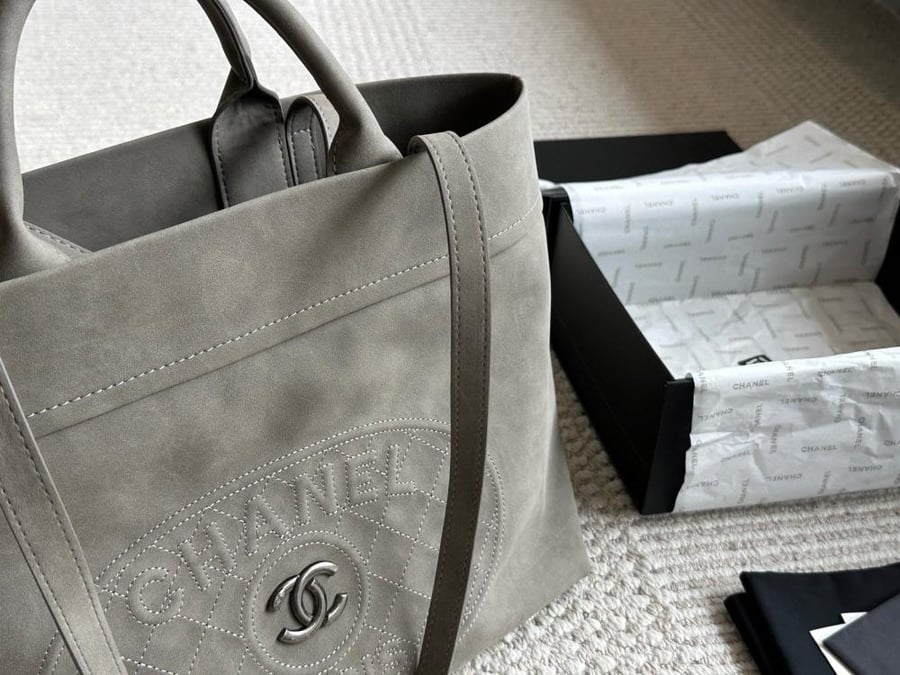 شنطة شانيل tote (متوفرة بعدة الوان)