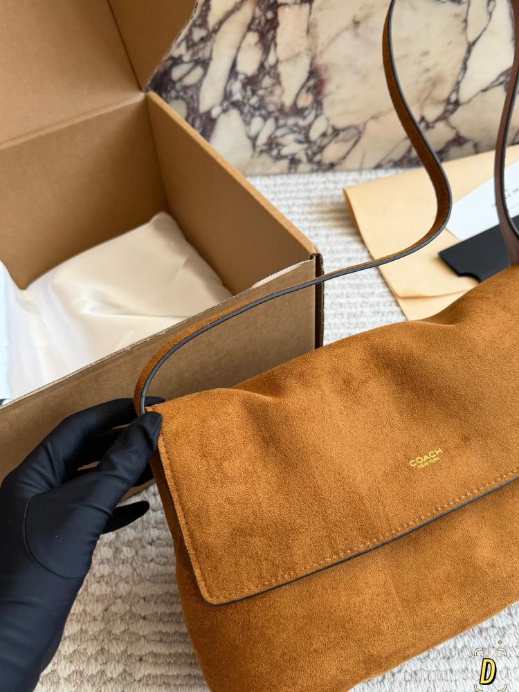 شنطة كوتش تشيلسي شولدر 30 | Chelsea Shoulder Bag 30