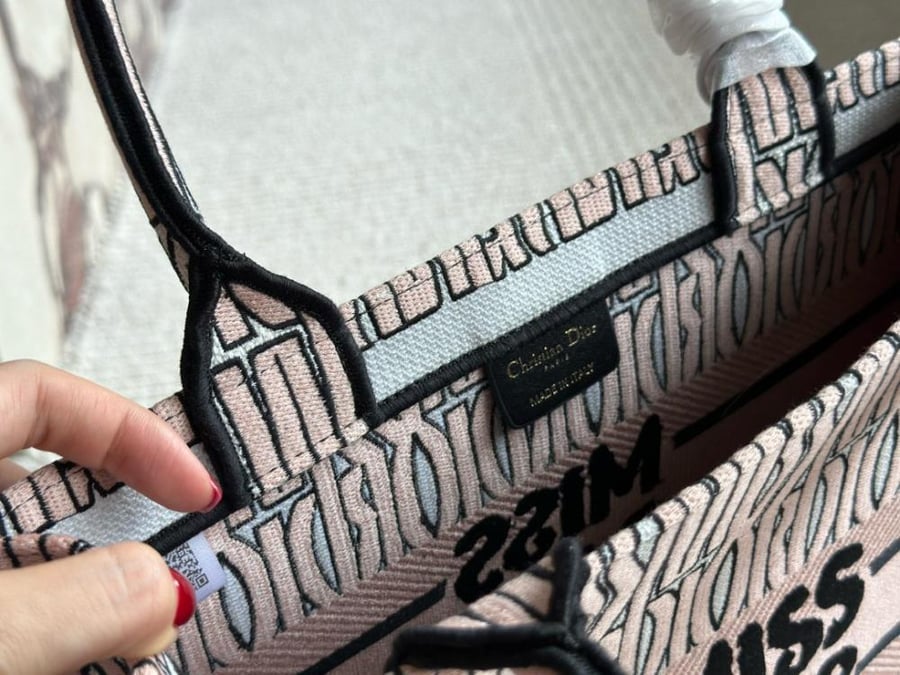 شنطة ديور Book tote (متوفرة بعدة الوان)