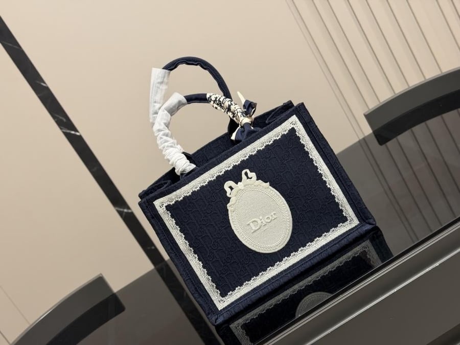 شنطة ديور Book tote