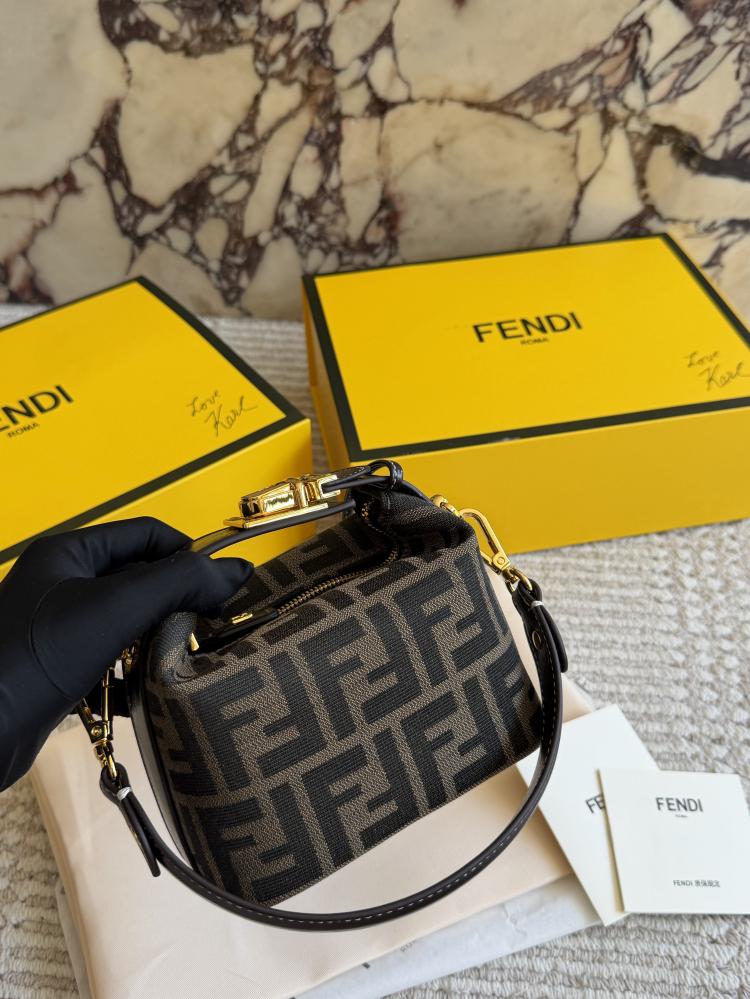 شنطة فندي فانيتي | Fendi Vanity