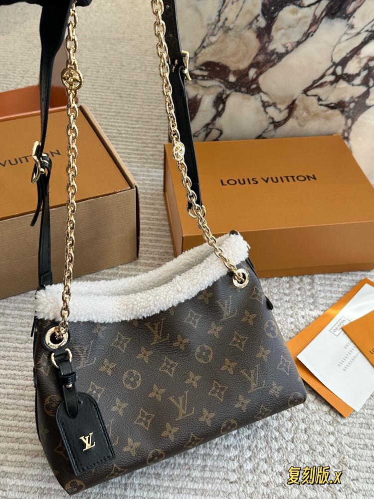 شنطة لويس فيتون Lv carryall bb