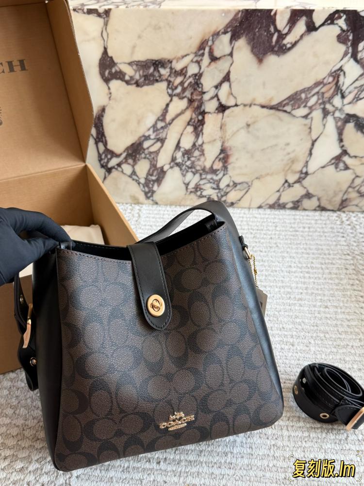 شنطة كوتش هادلي تيرنلوك توت | Hadley Turnlock Tote