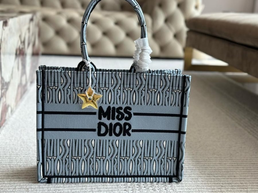 شنطة ديور Book tote (متوفرة بعدة الوان)