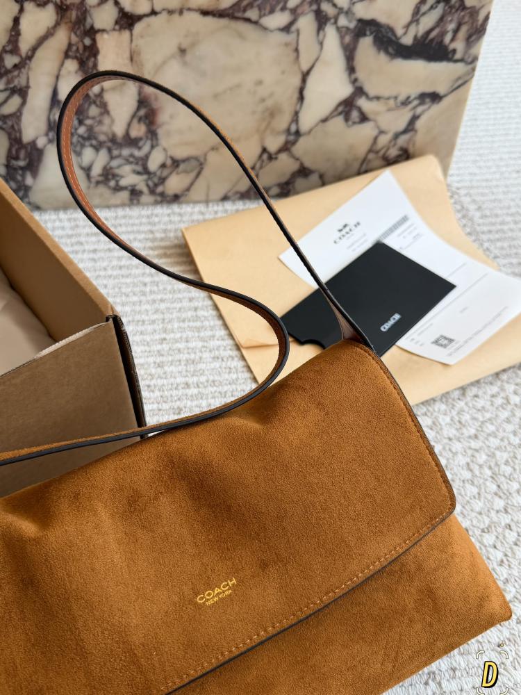 شنطة كوتش تشيلسي شولدر 30 | Chelsea Shoulder Bag 30