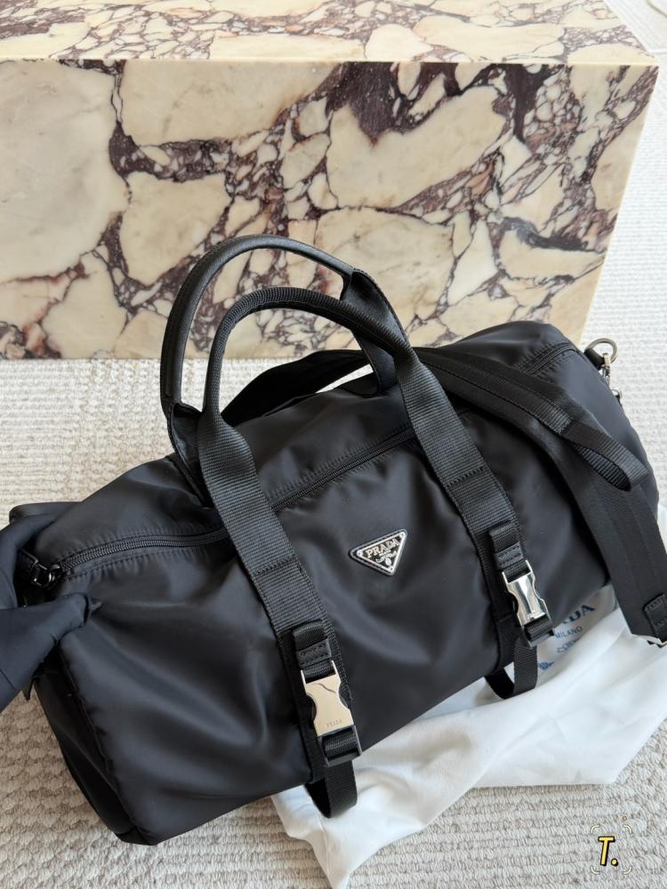 شنطة برادا 47 سم دفل ري-نايلون وسافيانو ليذر | Re-Nylon and Saffiano Leather Duffle