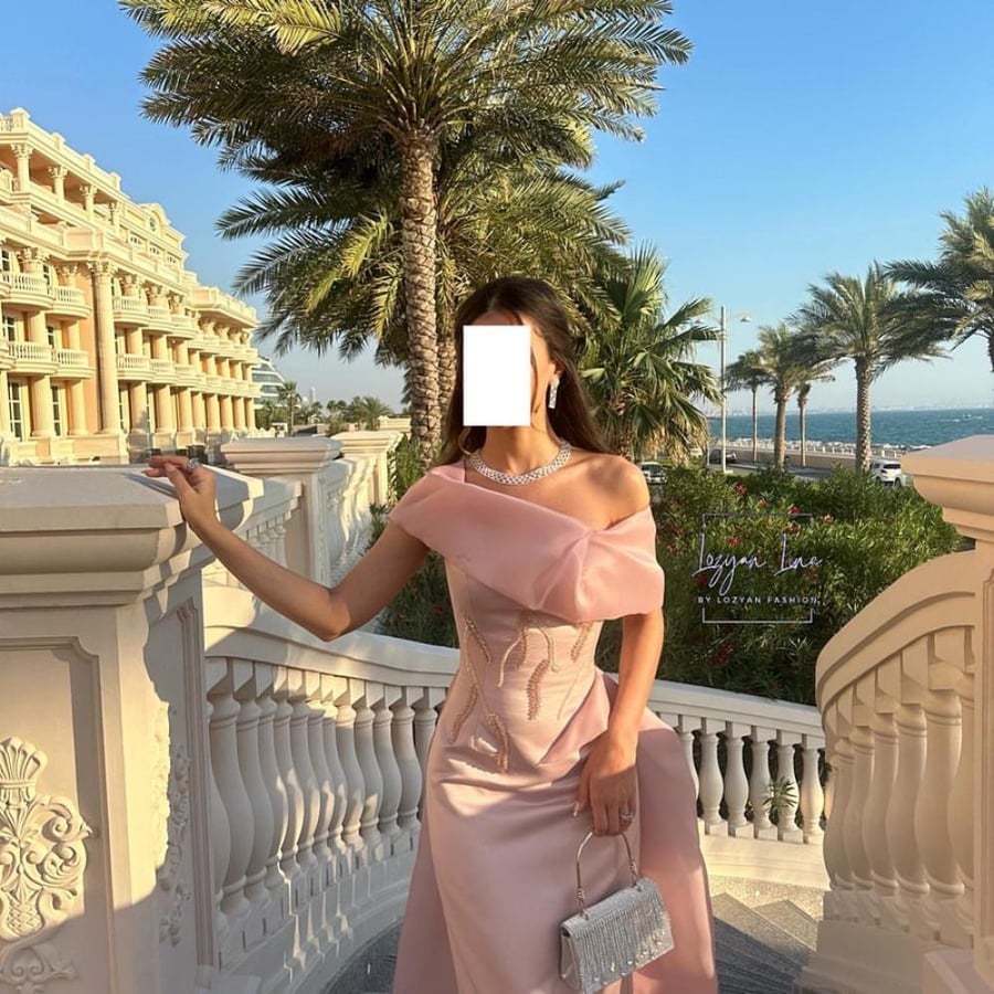 فستان سهره راقي لون لحمي فاتح خامه تفته لمعه + تطريز شك بالقماش نفسه