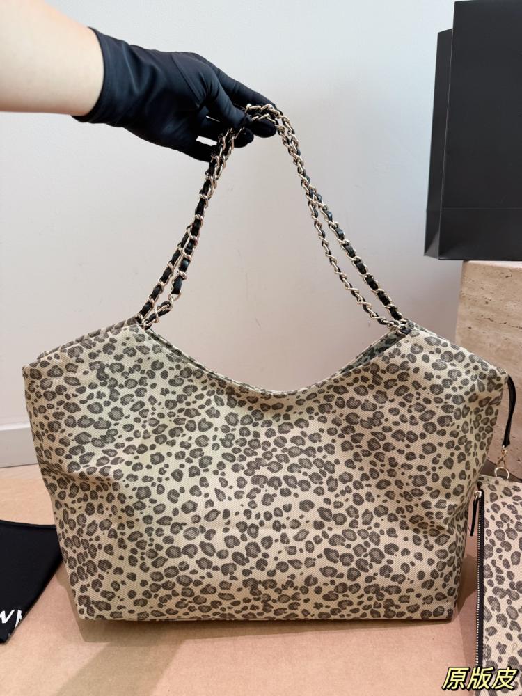 شنطة شانيل سي سي تشين توت | CC Chain Tote