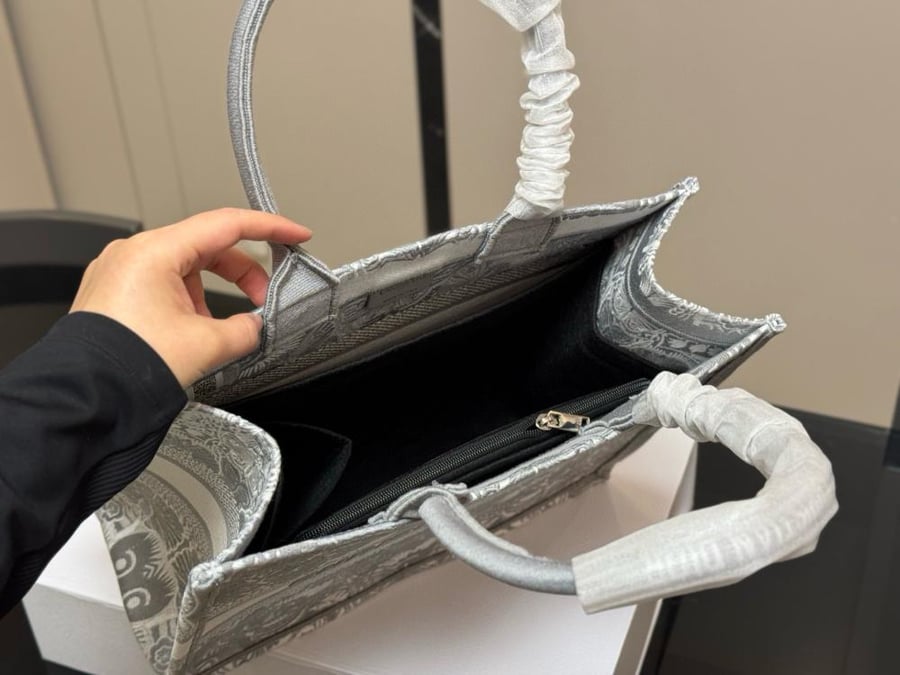 شنطة ديور Book tote (متوفرة بعدة احجام)