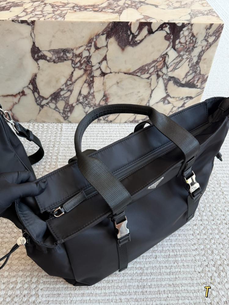شنطة برادا ري-نايلون توت | Re-Nylon Tote