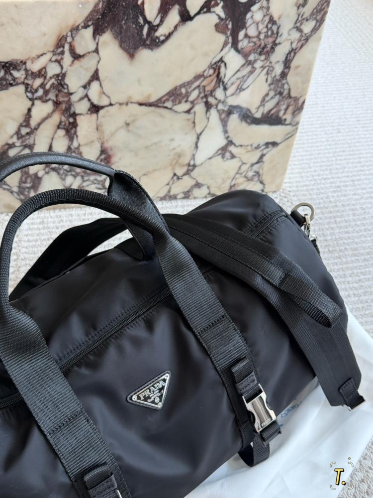 شنطة برادا 47 سم دفل ري-نايلون وسافيانو ليذر | Re-Nylon and Saffiano Leather Duffle
