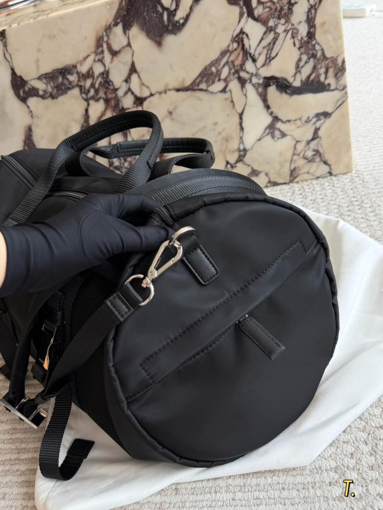 شنطة برادا 47 سم دفل ري-نايلون وسافيانو ليذر | Re-Nylon and Saffiano Leather Duffle