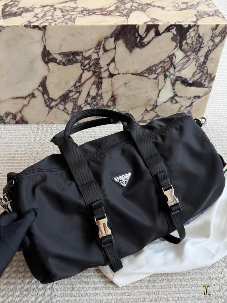 شنطة برادا 47 سم دفل ري-نايلون وسافيانو ليذر | Re-Nylon and Saffiano Leather Duffle