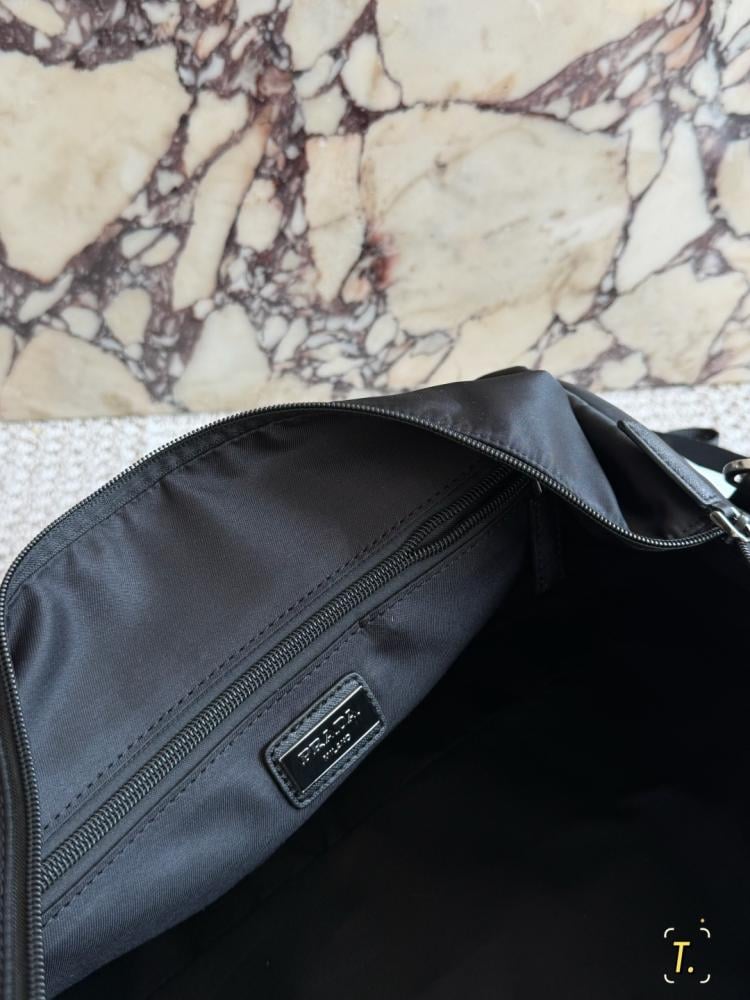 شنطة برادا 47 سم دفل ري-نايلون وسافيانو ليذر | Re-Nylon and Saffiano Leather Duffle