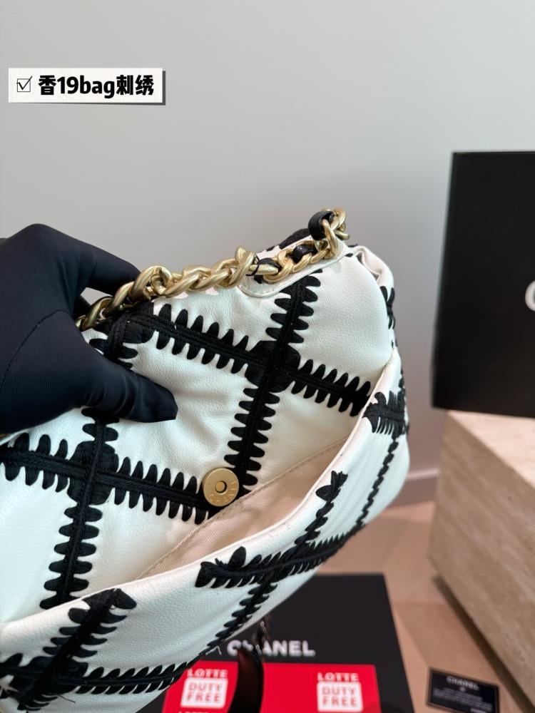 شنطة شانيل 19 | CHANEL 19 (متوفرة بعدة الوان)