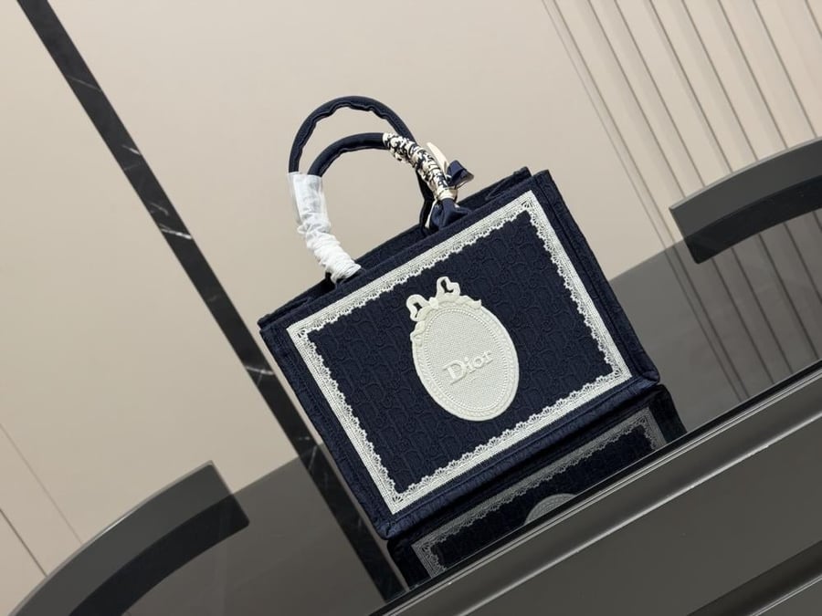 شنطة ديور Book tote