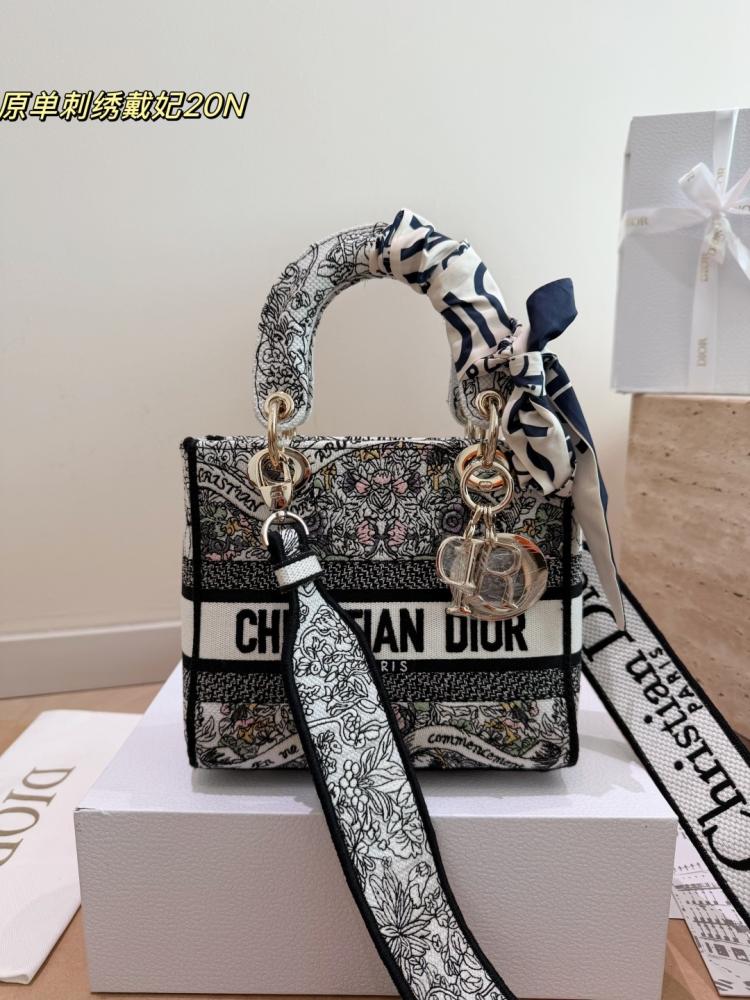 شنطة ديور 20cm ليدي ديور | Lady Dior (متوفرة بعدة الوان)