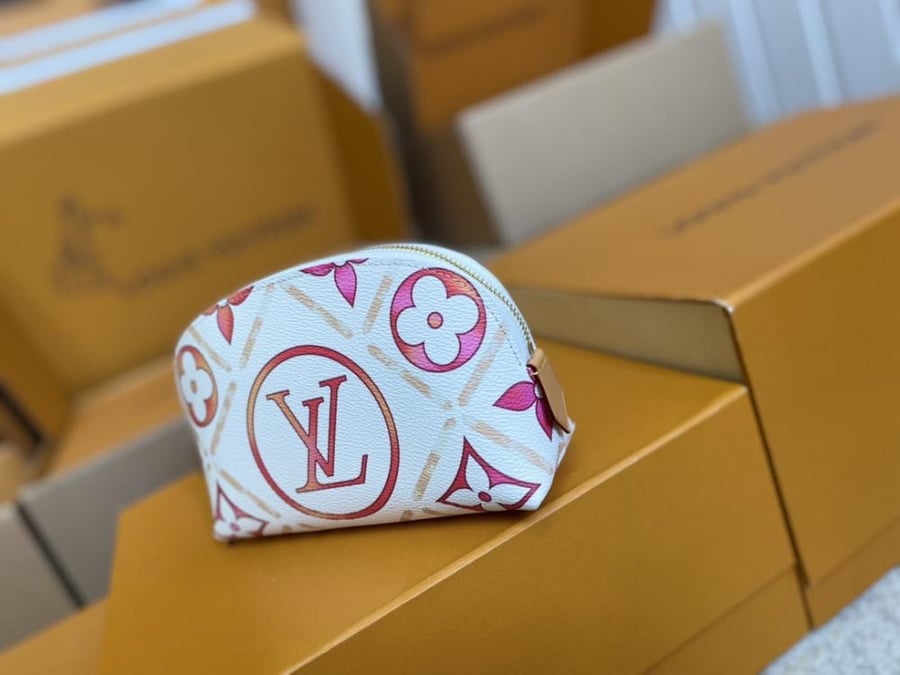 شنطة باوتش لويس فيتون pochette cosmetique