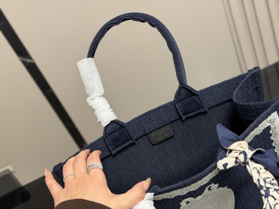 شنطة ديور Book tote