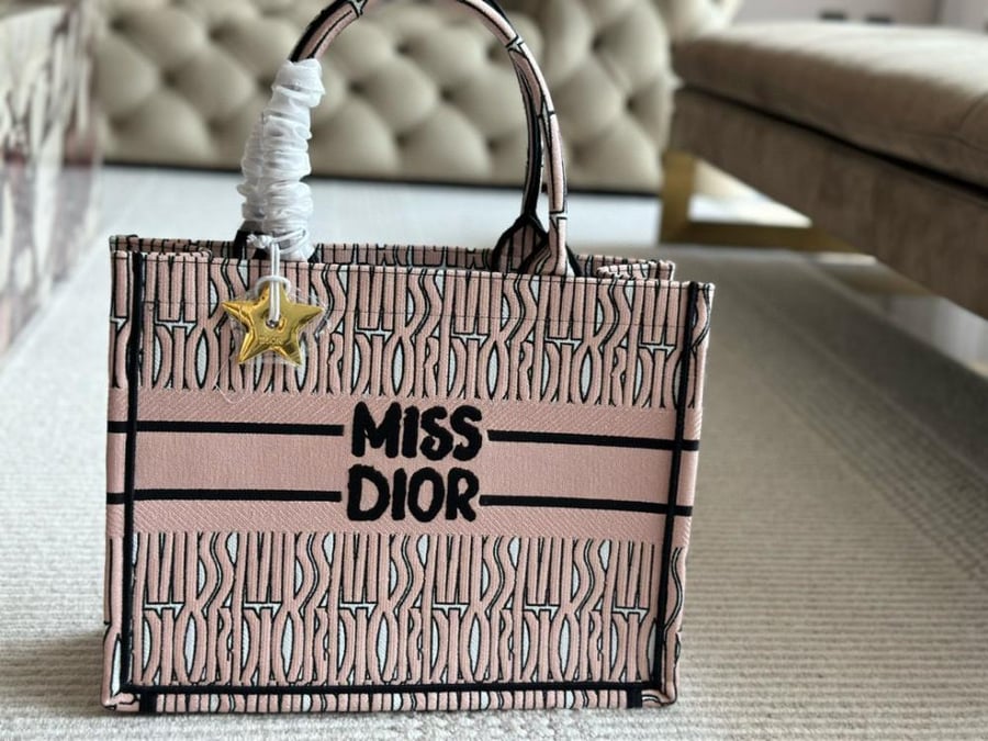 شنطة ديور Book tote (متوفرة بعدة الوان)