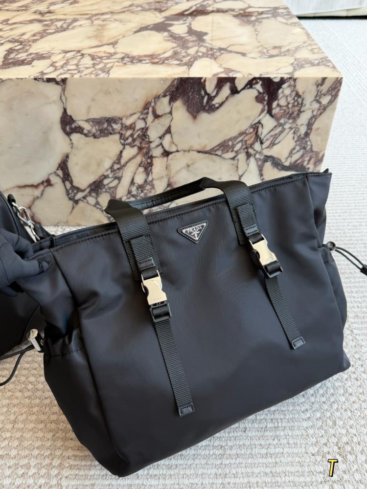 شنطة برادا ري-نايلون توت | Re-Nylon Tote