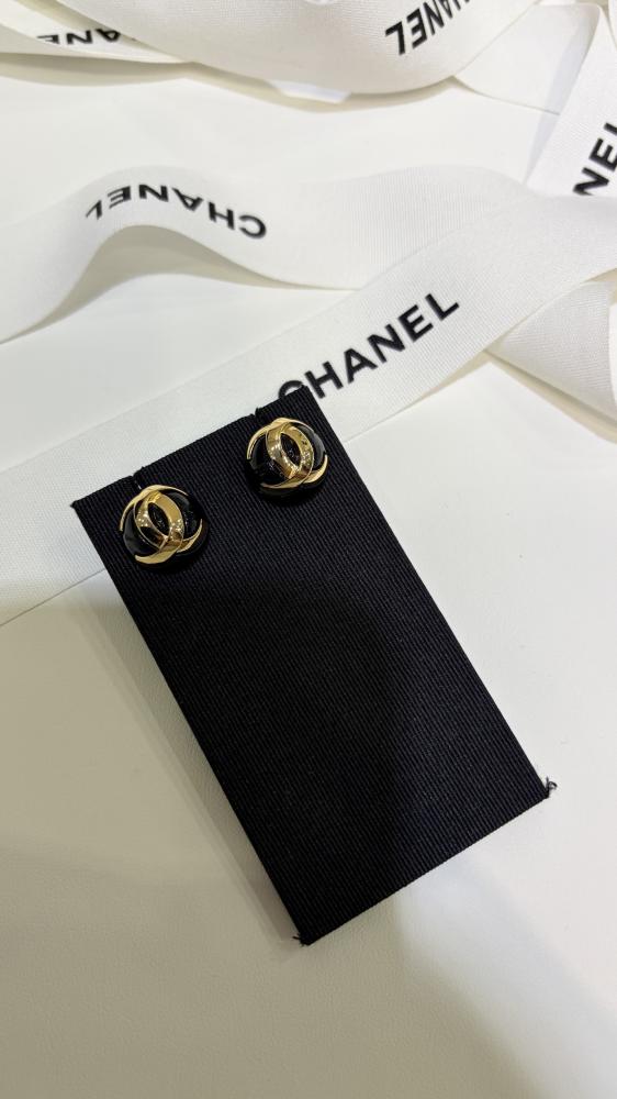 أقراط شانيل (Chanel) كلاسيكية