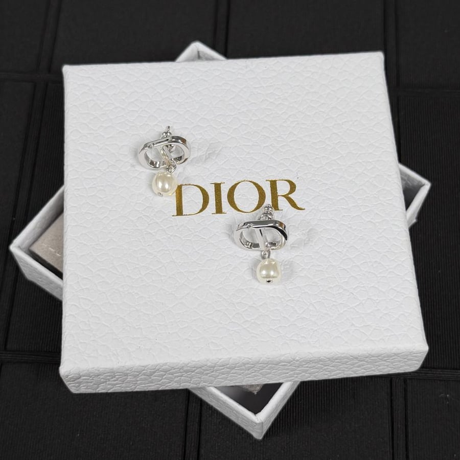 أقراط ديور (Dior)