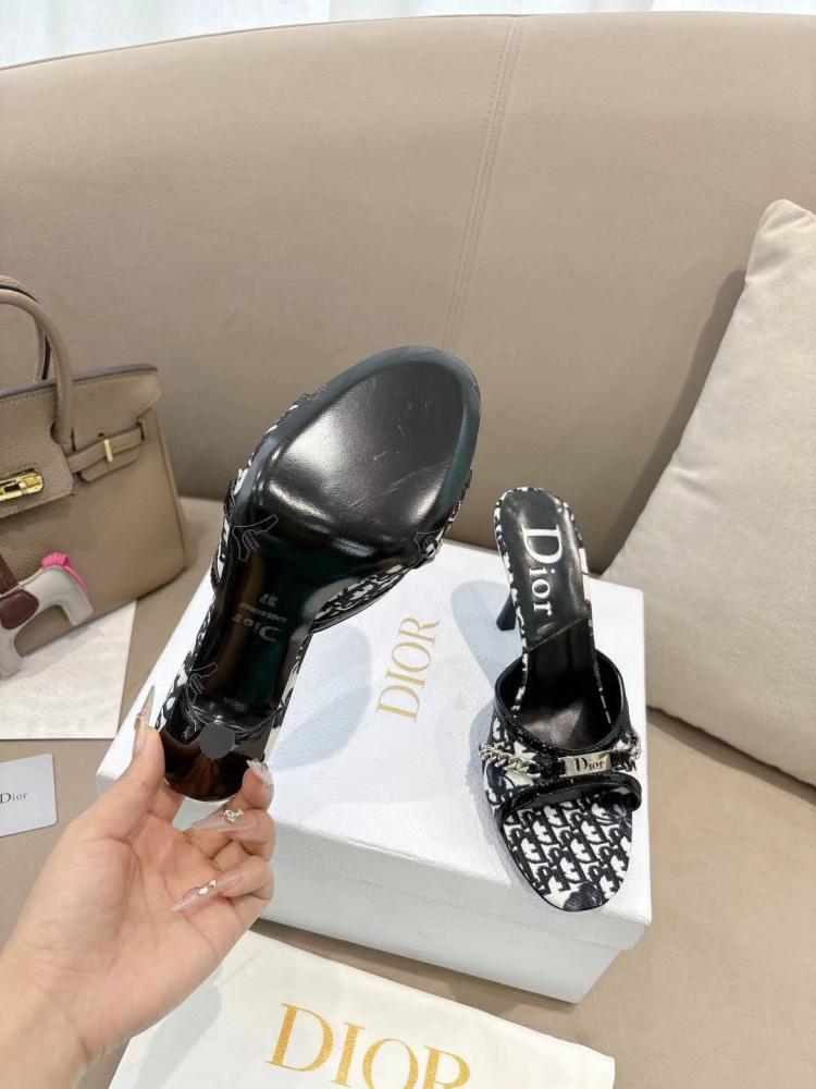 صندل Dior بكعب أنيق