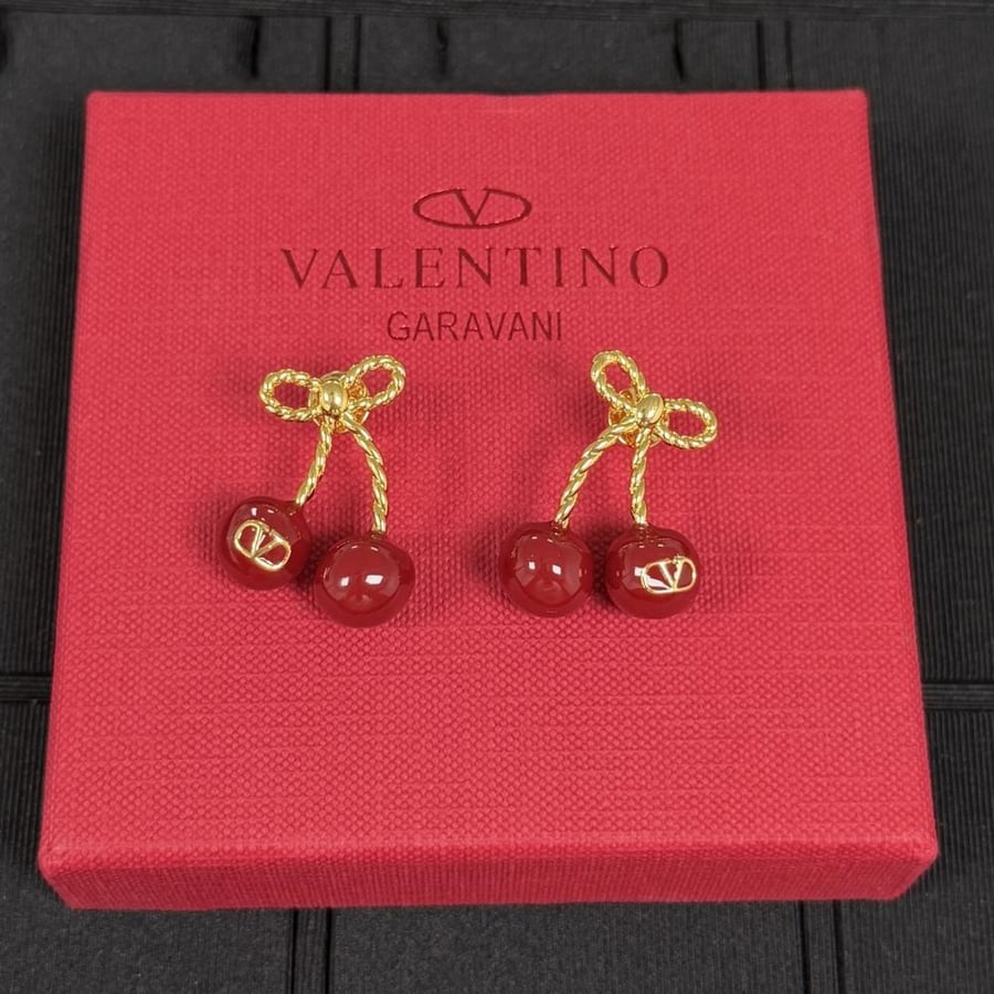 أقراط فالنتينو (Valentino) الفاخرة