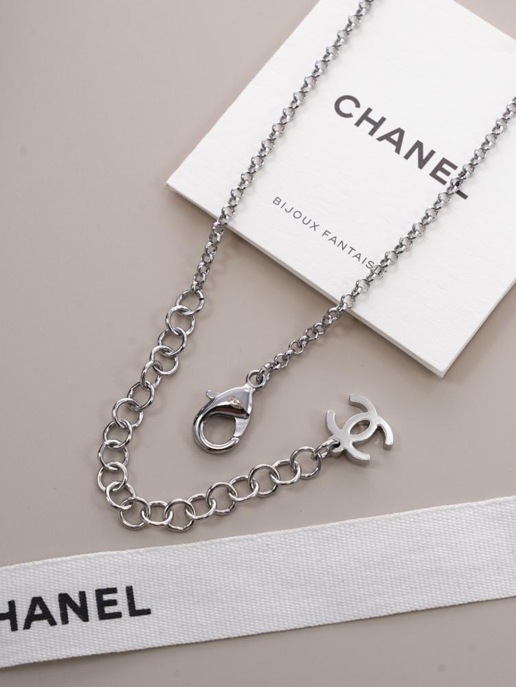 قلادة شانيل (Chanel) الأيقونية