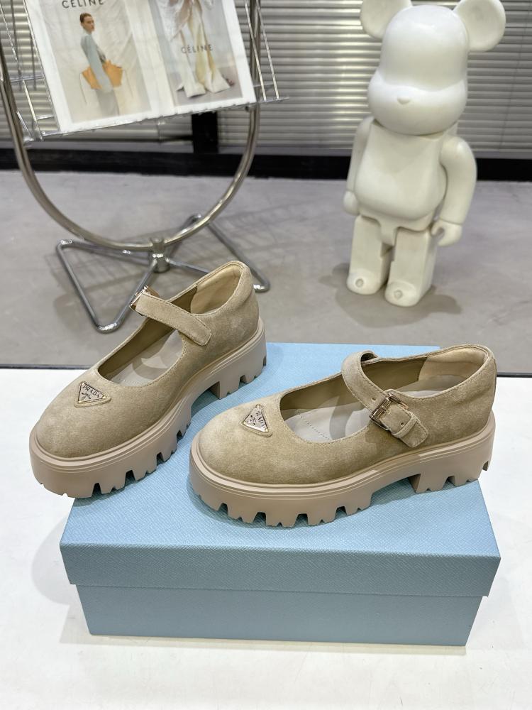 حذاء بنعل سميك مرتفع من برادا