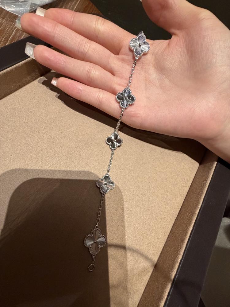 سوار من فان كليف آند آربلز (Van Cleef & Arpels)