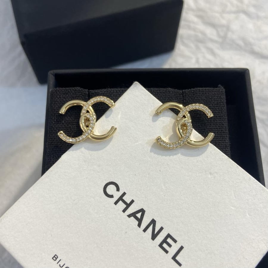 أقراط شانيل (Chanel) الصغيرة